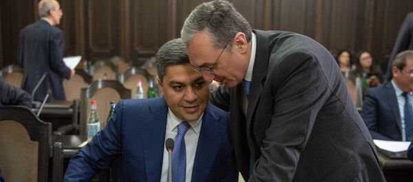 Министр иностранных дел Зограб Мнацаканян и директор СНБ Артур Ванецян на заседании правительства Армении (24 мая 2018). Еревaн - Sputnik Армения