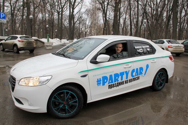 Караоке-такси Party Car и его владелец Алексей Караоке-такси Party Car и его владелец Алексей - Sputnik Армения