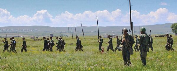 В Армении прошли состязания по военно-спортивному ориентированию с участием военнослужащих российской военной базы и Вооруженных сил республики - Sputnik Армения