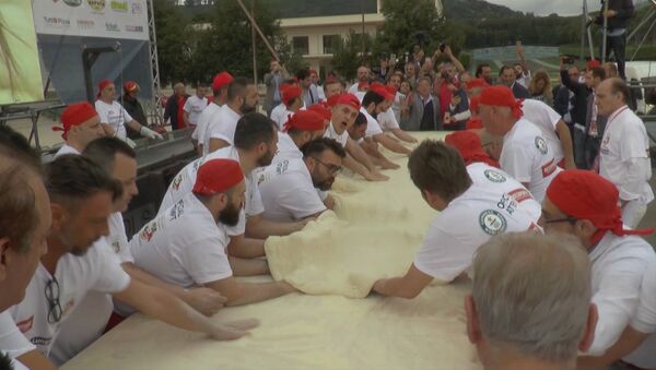 Самую длинную жареную пиццу приготовили в Неаполе - Sputnik Армения