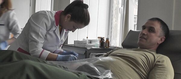 Военнослужащие российской военной базы ЮВО в Гюмри сдали кровь нуждающимся больным Военнослужащие российской военной базы ЮВО в Гюмри сдали кровь нуждающимся больным - Sputnik Армения