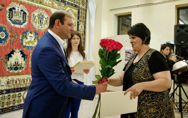 Церемония передачи ковра Ереван 2800 музею истории Еревана (19 мая 2018). Еревaн - Sputnik Армения