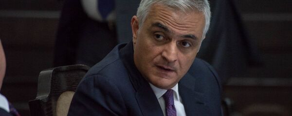 Вице-премьер Мгер Григорян на заседании правительства Армении (24 мая 2018). Еревaн Вице-премьер Мгер Григорян на заседании правительства Армении (24 мая 2018). Еревaн - Sputnik Армения