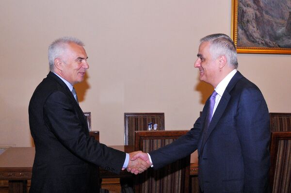 Вице-премьер Мгер Григорян встретился с главой делегации ЕС Петром Свитальски (25 мая 2018). Еревaн Вице-премьер Мгер Григорян встретился с главой делегации ЕС Петром Свитальски (25 мая 2018). Еревaн - Sputnik Արմենիա