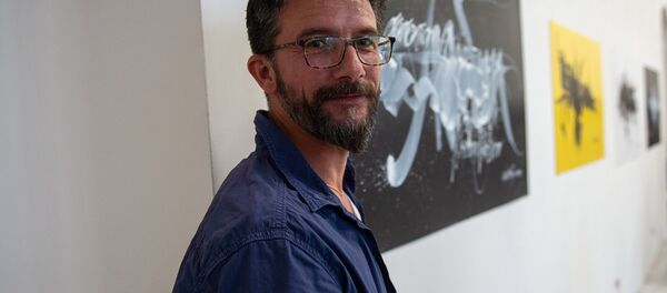 Рубен Малаян на своей выставке Революционные плакаты Армении (25 мая 2018). Еревaн Рубен Малаян на своей выставке Революционные плакаты Армении (25 мая 2018). Еревaн - Sputnik Արմենիա