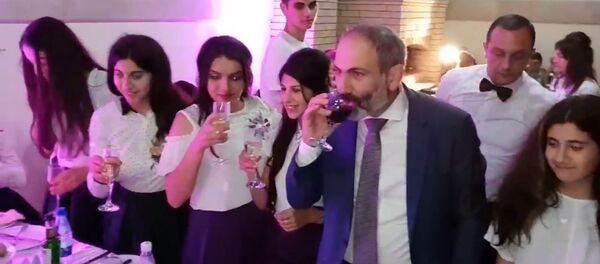 Последний звонок в правительственной резиденции с премьер-министром Последний звонок в правительственной резиденции с премьер-министром - Sputnik Արմենիա