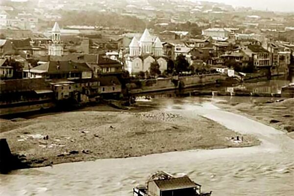 Здание ереванской средней школы Гаянян во дворе церкви Погос-Петрос. Национальный архив Армении Здание ереванской средней школы Гаянян во дворе церкви Погос-Петрос. Национальный архив Армении - Sputnik Արմենիա