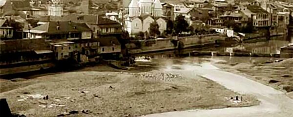 Здание ереванской средней школы Гаянян во дворе церкви Погос-Петрос. Национальный архив Армении - Sputnik Արմենիա