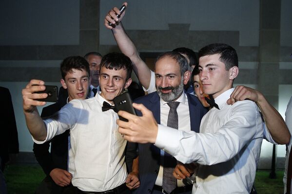 Последний звонок выпускников приграничных районов в правительственной резиденции (25 мая 2018). Еревaн - Sputnik Армения