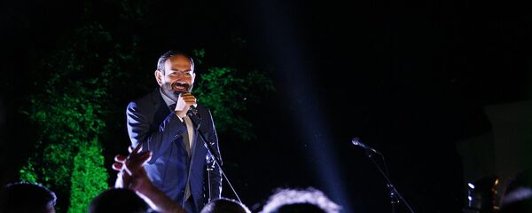 Поздравительная речь премьер-министра Никола Пашиняна выпускникам приграничных районов в правительственной резиденции (25 мая 2018). Еревaн - Sputnik Армения