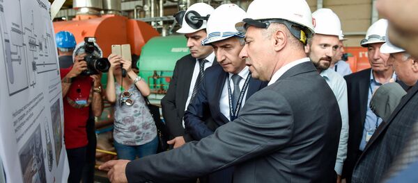 Министр энергетических инфраструктур и природных ресурсов Артур Григорян и ген.директор ААЭС Мовсес Варданян во время визита на электростанцию (25 мая 2018). Мецамор Министр энергетических инфраструктур и природных ресурсов Артур Григорян и ген.директор ААЭС Мовсес Варданян во время визита на электростанцию (25 мая 2018). Мецамор - Sputnik Армения