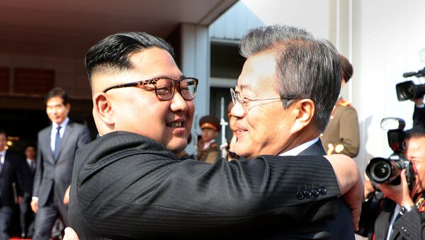 Встреча лидеров Северной и Южной Кореи Ким Чен Ына и Луна Чже (26 мая 2018). Деревня Панмундж, Северная Корея - Sputnik Армения