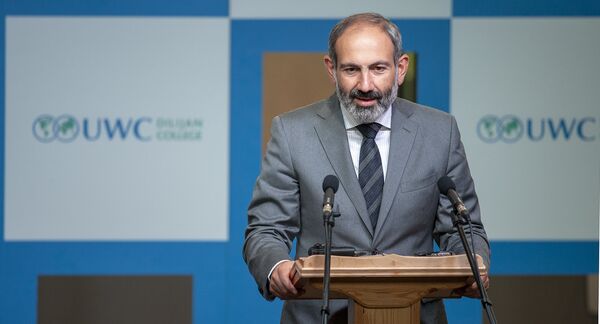 Пашинян не удержался и покатался: иностранец рвался пообщаться с премьером в Дилижане - Sputnik Армения