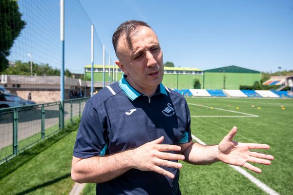 Представитель Грузии Константин Мигинеишвили на II Международном турнире по футболу среди журналистов (26 мая 2018). Еревaн Представитель Грузии Константин Мигинеишвили на II Международном турнире по футболу среди журналистов (26 мая 2018). Еревaн - Sputnik Արմենիա