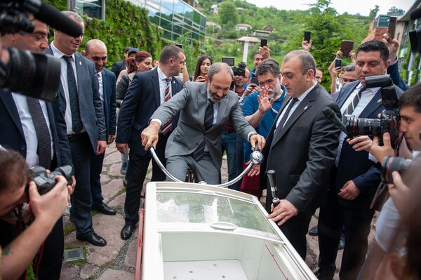 Премьер-министр Никол Пашинян посетил международную школу UWC Dilijan College (26 мая 2018). Дилижан Премьер-министр Никол Пашинян посетил международную школу UWC Dilijan College (26 мая 2018). Дилижан - Sputnik Արմենիա