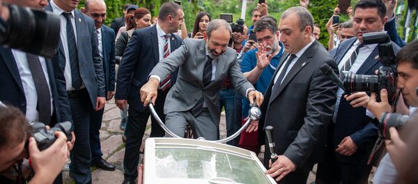 Премьер-министр Никол Пашинян посетил международную школу UWC Dilijan College (26 мая 2018). Дилижан - Sputnik Армения