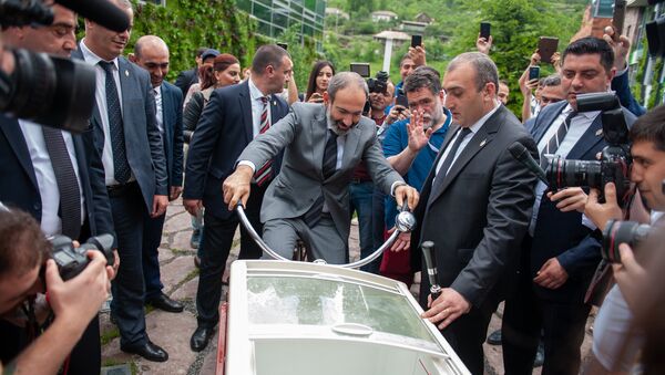 Премьер-министр Никол Пашинян посетил международную школу UWC Dilijan College (26 мая 2018). Дилижан - Sputnik Армения