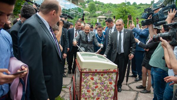 Премьер-министр Никол Пашинян посетил международную школу UWC Dilijan College (26 мая 2018). Дилижан - Sputnik Արմենիա
