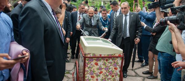 Премьер-министр Никол Пашинян посетил международную школу UWC Dilijan College (26 мая 2018). Дилижан Премьер-министр Никол Пашинян посетил международную школу UWC Dilijan College (26 мая 2018). Дилижан - Sputnik Արմենիա