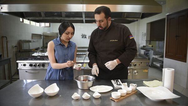 В гостях у шеф-повара: как приготовить Греческий салат и Стейк из лосося - Sputnik Армения