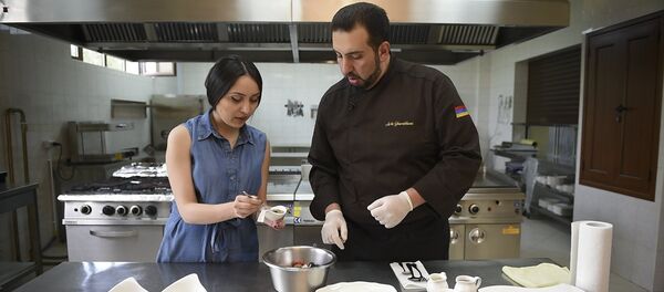 В гостях у шеф-повара: как приготовить Греческий салат и Стейк из лосося - Sputnik Армения