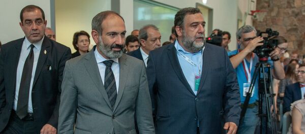 Премьер-министр Армении Никол Пашинян и российский предприниматель Рубен Варданян. (26 мая 2018). Дилижан - Sputnik Արմենիա