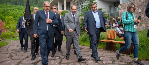 Премьер-министр Армении Никол Пашинян и российский предприниматель Рубен Варданян. (26 мая 2018). Дилижан - Sputnik Армения