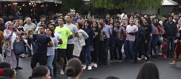 Երևանի Ազատության հրապարակում «Արի պարենք քոչարի» համահայկական ֆլեշմոբ անցկացվեց Երևանի Ազատության հրապարակում «Արի պարենք քոչարի» համահայկական ֆլեշմոբ անցկացվեց - Sputnik Արմենիա