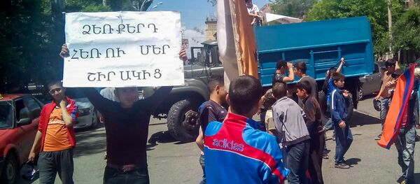 Болельщики ФК Ширак блокировали движение в центре города и требуют отставки президента ФФА Рубена Варданяна (27 мая 2018). Гюмри Болельщики ФК Ширак блокировали движение в центре города и требуют отставки президента ФФА Рубена Варданяна (27 мая 2018). Гюмри - Sputnik Արմենիա