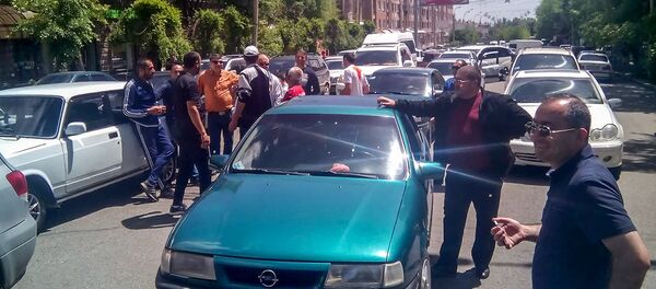 Болельщики ФК Ширак блокировали движение в центре города и требуют отставки президента ФФА Рубена Айрапетяна (27 мая 2018). Гюмри - Sputnik Армения