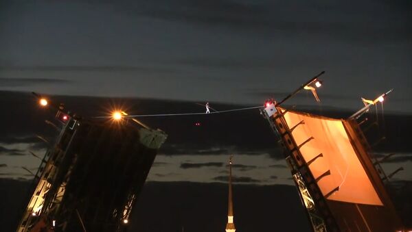 В Петербурге канатоходец прошел через разведенный Дворцовый мост - Sputnik Армения