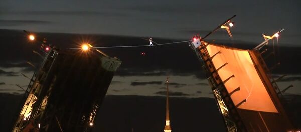 В Петербурге канатоходец прошел через разведенный Дворцовый мост - Sputnik Армения