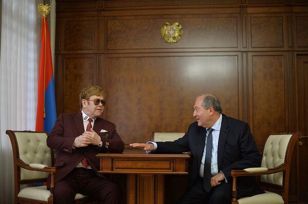 Президент Армении Армен Саркисян принял Элтона Джона (27 мая 2018). Еревaн Президент Армении Армен Саркисян принял Элтона Джона (27 мая 2018). Еревaн - Sputnik Армения