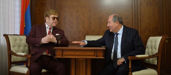 Президент Армении Армен Саркисян принял Элтона Джона (27 мая 2018). Еревaн Президент Армении Армен Саркисян принял Элтона Джона (27 мая 2018). Еревaн - Sputnik Արմենիա
