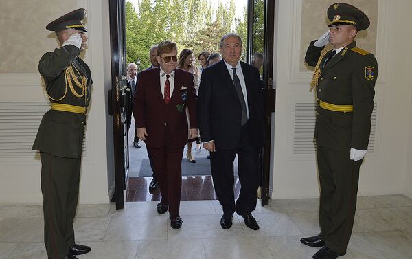 Президент Армении Армен Саркисян и Элтон Джон посетили мероприятие для детей, имеющих проблемы со здоровьем (27 мая 2018). Еревaн - Sputnik Армения