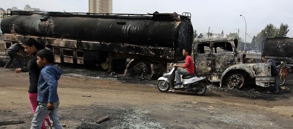 Ливанские протестующие подожгли автоцистерну, чтобы помешать ей добраться до Сирии (15 марта 2013). Триполи, Ливан - Sputnik Армения