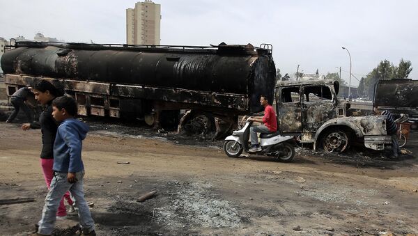 Ливанские протестующие подожгли автоцистерну, чтобы помешать ей добраться до Сирии (15 марта 2013). Триполи, Ливан - Sputnik Армения