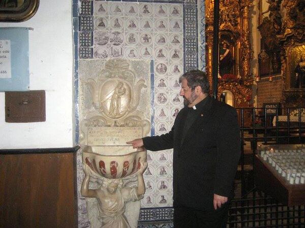 Священнослужитель Сасун Змрухтян в Церкови Санта Маирия де Назарена в Кадисе, Испания Священнослужитель Сасун Змрухтян в Церкови Санта Маирия де Назарена в Кадисе, Испания - Sputnik Армения