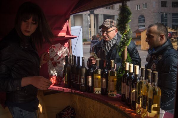 Ярмарка-дегустация вина в центре Ереване Ярмарка-дегустация вина в центре Ереване - Sputnik Արմենիա