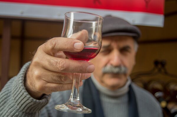 Ярмарка-дегустация вина в центре Ереване Ярмарка-дегустация вина в центре Ереване - Sputnik Армения