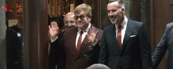 Элтон Джон выходит из ресторана - Sputnik Армения