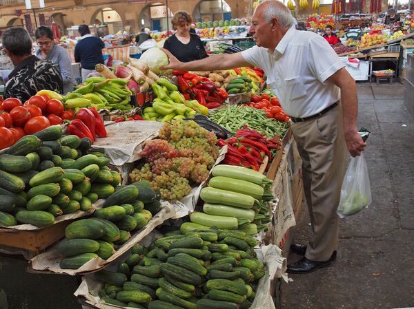 Изобилие без двухметровых огурцов из Турции, или Как Крытый рынок стал символом Еревана - Sputnik Армения