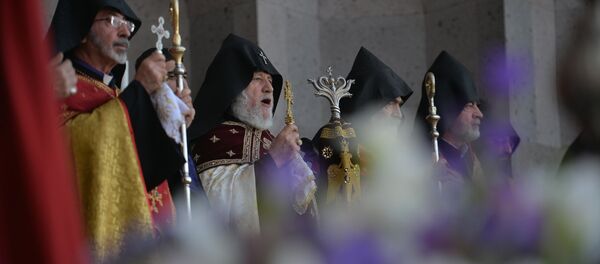 Католикос Гарегин второй во время благодарственной молитвы, приуроченной к 100-летию Первой республики (28 мая 2018). Эчмиадзин Католикос Гарегин второй во время благодарственной молитвы, приуроченной к 100-летию Первой республики (28 мая 2018). Эчмиадзин - Sputnik Արմենիա