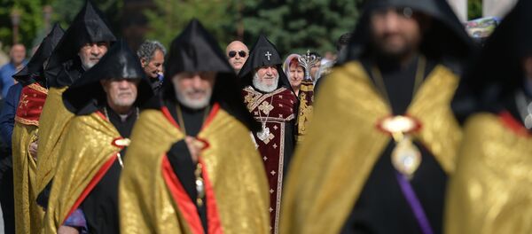 Католикос Гарегин второй во время благодарственной молитвы, приуроченной к 100-летию Первой республики (28 мая 2018). Эчмиадзин - Sputnik Армения