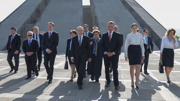 Министр иностранных дел Франции Жан-Ив Ле Дриан посетил мемориальный комплекс Цицернакаберд (28 мая 2018). Еревaн - Sputnik Արմենիա