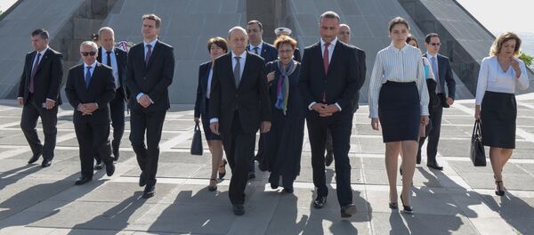 Министр иностранных дел Франции Жан-Ив Ле Дриан посетил мемориальный комплекс Цицернакаберд (28 мая 2018). Еревaн Министр иностранных дел Франции Жан-Ив Ле Дриан посетил мемориальный комплекс Цицернакаберд (28 мая 2018). Еревaн - Sputnik Армения