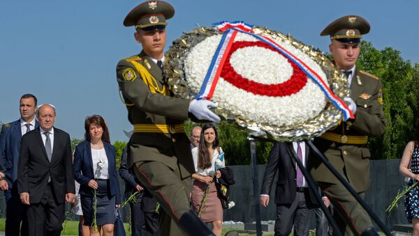 Министр иностранных дел Франции Жан-Ив Ле Дриан посетил мемориальный комплекс Цицернакаберд (28 мая 2018). Еревaн - Sputnik Армения