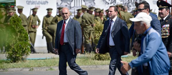 Министр обороны Армении Давид Тоноян на праздовании 100-летия провозглашения Первой Республики и Победы в Сардарапатском сражении (28 мая 2018). Сардарапат Министр обороны Армении Давид Тоноян на праздовании 100-летия провозглашения Первой Республики и Победы в Сардарапатском сражении (28 мая 2018). Сардарапат - Sputnik Армения