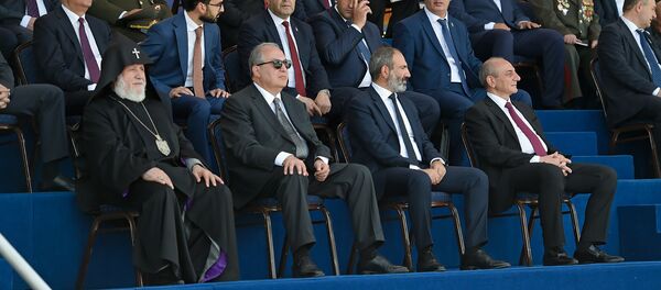 Правительственная трибуна на праздовании 100-летия провозглашения Первой Республики и Победы в Сардарапатском сражении (28 мая 2018). Сардарапат - Sputnik Արմենիա