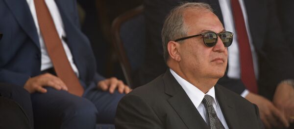 Президент Армении Армен Саркисян на праздовании 100-летия провозглашения Первой Республики и Победы в Сардарапатском сражении (28 мая 2018). Сардарапат Президент Армении Армен Саркисян на праздовании 100-летия провозглашения Первой Республики и Победы в Сардарапатском сражении (28 мая 2018). Сардарапат - Sputnik Արմենիա